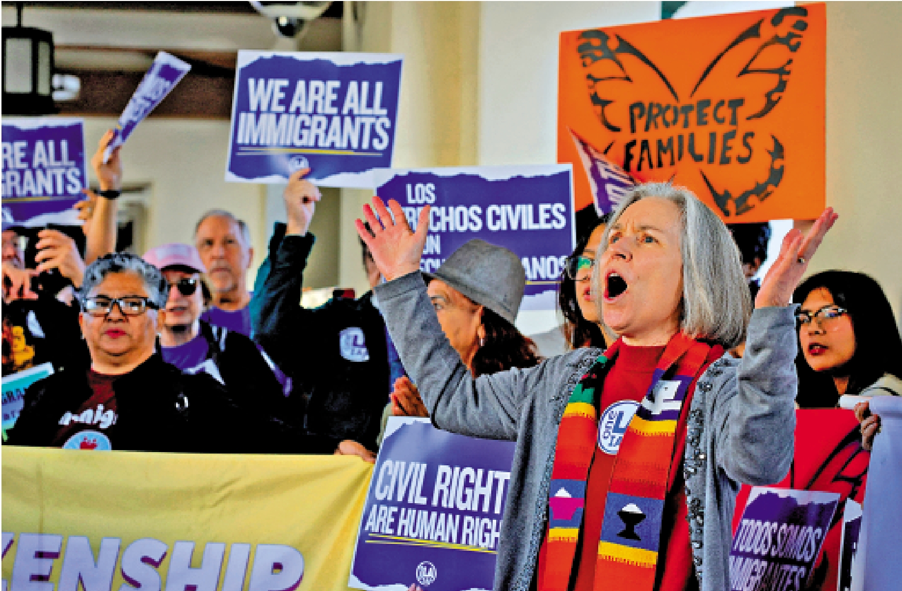 　　圖：美國民眾24日在洛杉磯示威，反對特朗普的移民政策。\路透社