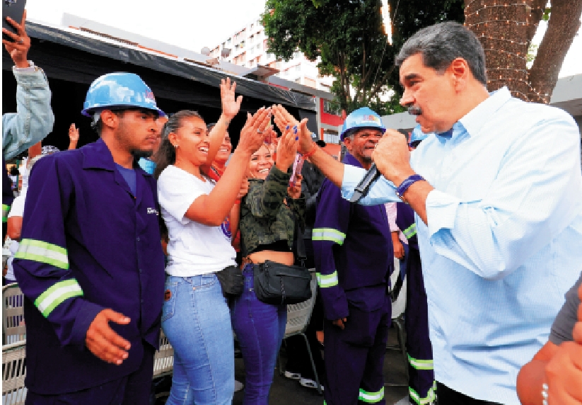 　　圖：委內瑞拉總統馬杜羅（右一）27日與支持者互動。\路透社