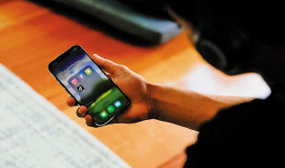 　　圖：歐洲議會26日通過決議，呼籲禁止16歲以下兒童使用社媒。\網絡圖片