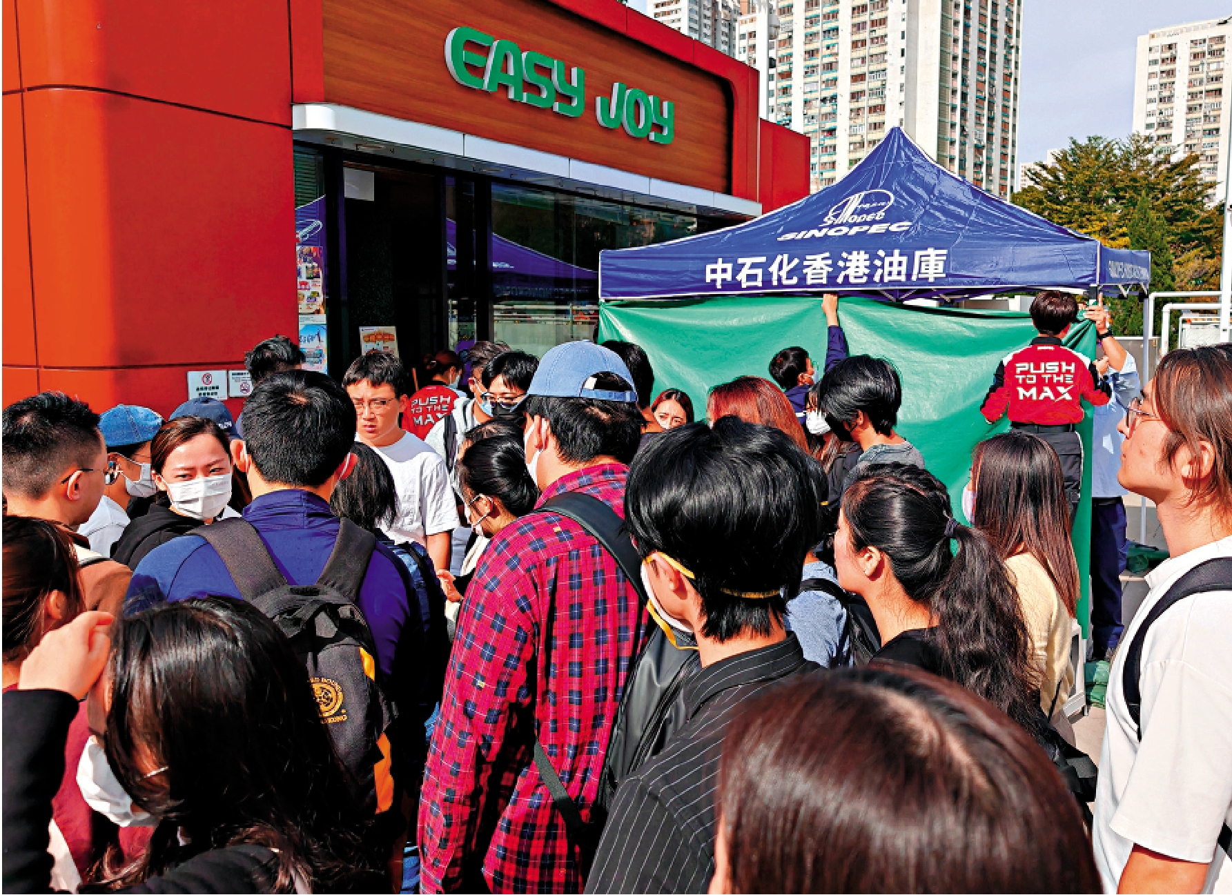 　　圖：讓受災居民重獲安心與溫暖，是當前最迫切工作。中國石化香港公司在災後幾小時內，於大埔東昌街社區會堂及中華基督教會馮梁結紀念中學設立兩個物資供應點，持續向受災居民發放食品、瓶裝水及其他日用品，切實保障居民基本生活需求。\大公報記者盛德文攝