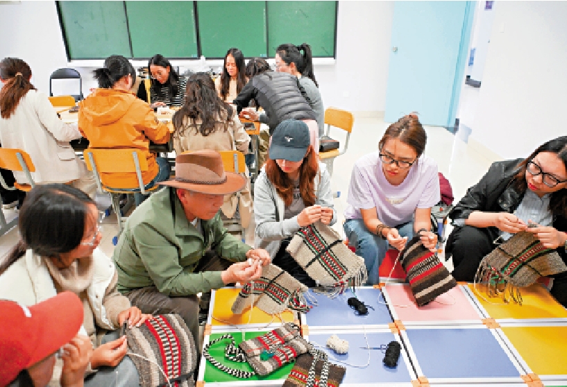 　　圖：拉薩青年夜校學員上牛羊毛編織課。\中新社