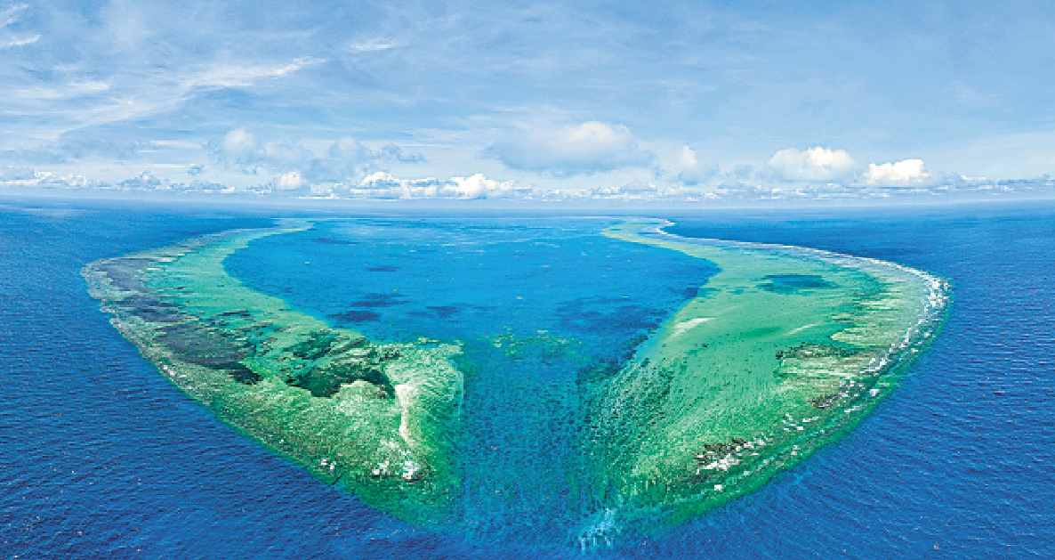 　　圖：黃岩島位於我國中沙群島，湛藍的海水和島上的礁盤相映成趣，如同一顆鑲嵌在南海之中的明珠。\新華社
