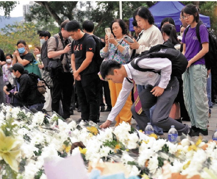 　　圖：市民前往宏福苑旁的廣福道休憩處獻花悼念。\大公報記者林良堅攝