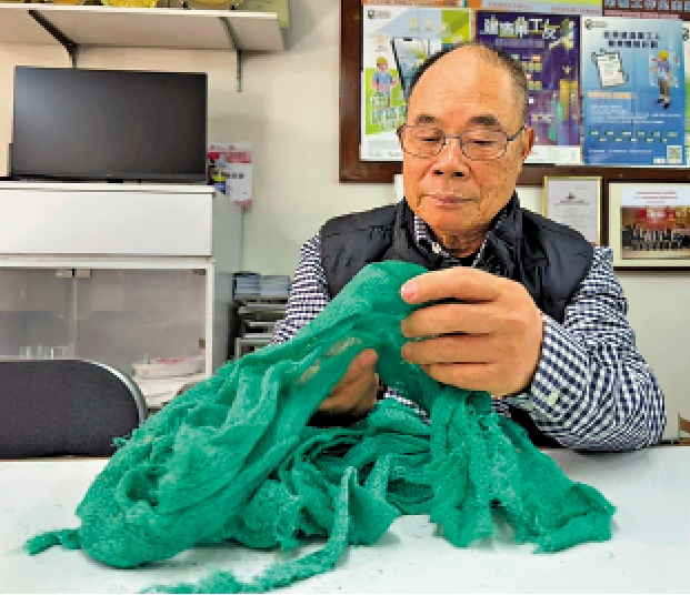 　　圖：梁善偉指出，現時阻燃棚網一般而言，使用一年左右就失效，要定期更換。\大公報記者張真攝