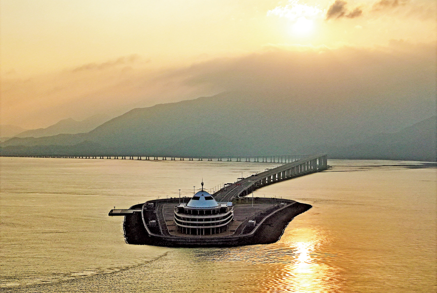 　　圖：晨曦中的港珠澳大橋和藍海豚島。\新華社