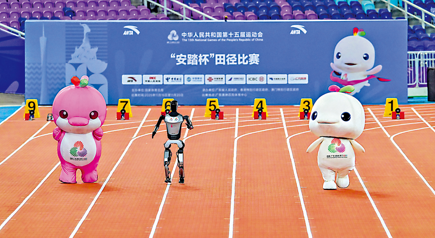 　　圖：全運會吉祥物喜洋洋和樂融融在不同場合中表演，為觀眾帶來歡樂與笑聲。