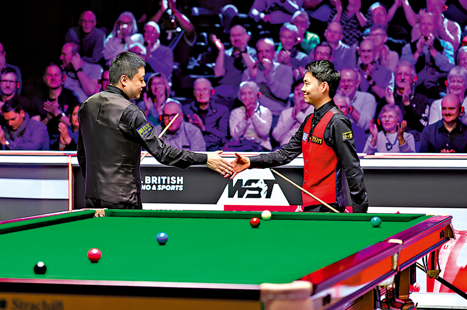 　　圖：丁俊暉（左）與徐思在比賽後握手致意。\新華社