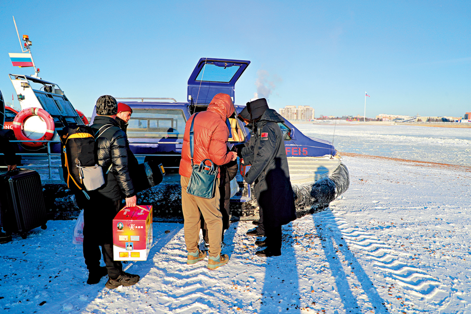 　　圖：俄羅斯對中國公民實施免簽政策後，中國遊客從黑河乘坐氣墊船赴俄羅斯。