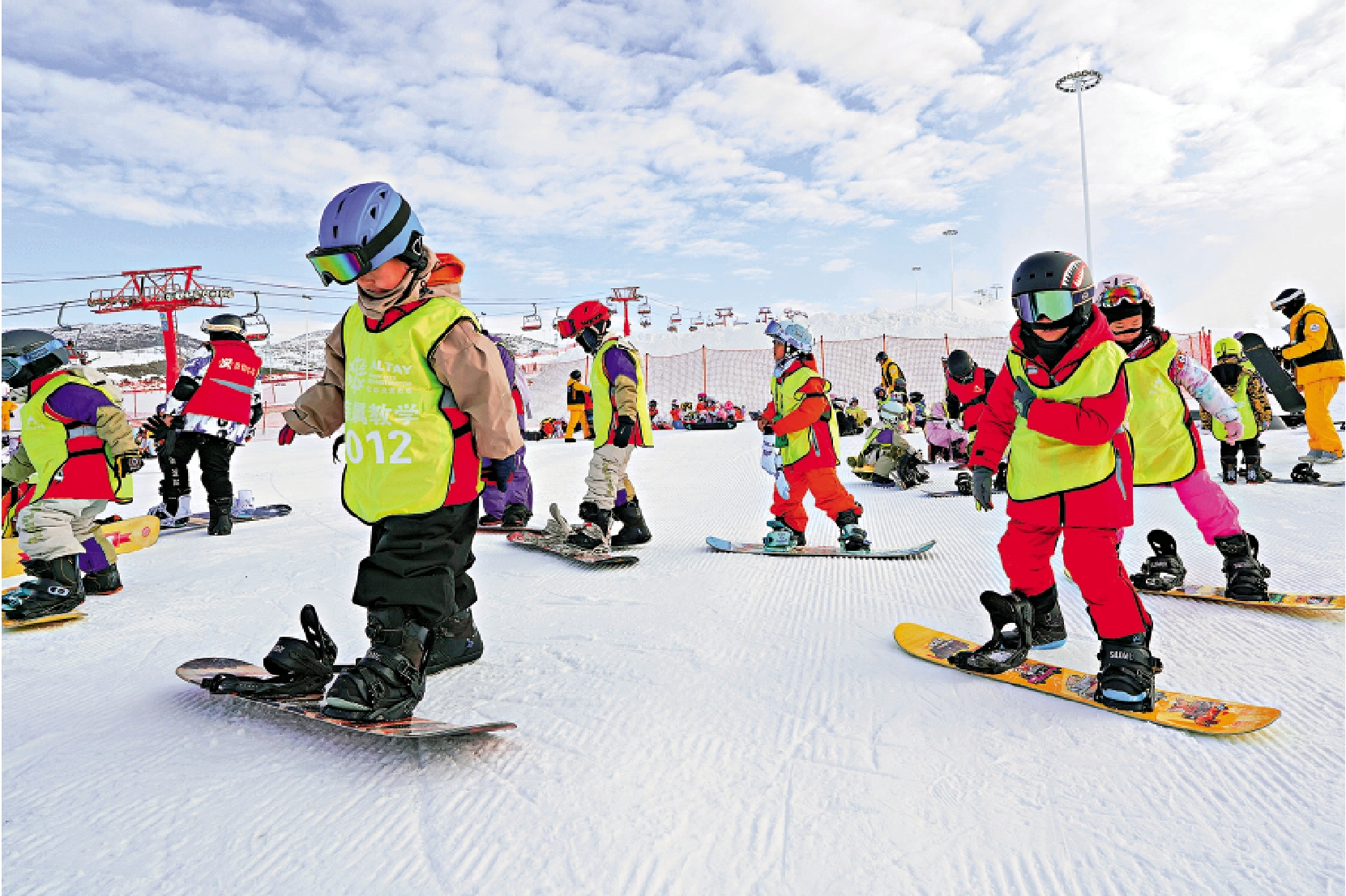 　　圖：吉林全省和新疆部分地區都推出「雪假」。「雪假」期間，吉林和新疆各大滑雪場為學生推出門票減免、雪具租賃優惠等政策。圖為學生在新疆阿勒泰將軍山國際滑雪度假區練習單板滑雪。\新華社