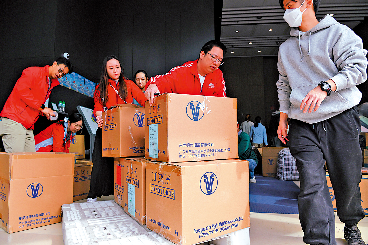 　　圖：11月27日，在香港大埔東昌街社區，工作人員搬運來自東莞的援助物資。\新華社