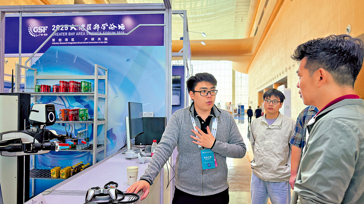 　　圖：在2025大灣區科學論壇現場，香港科技大學（廣州）帶來了多款學校自研的港科廣人形機器人，吸引觀眾前來了解。\大公報記者黃寶儀攝