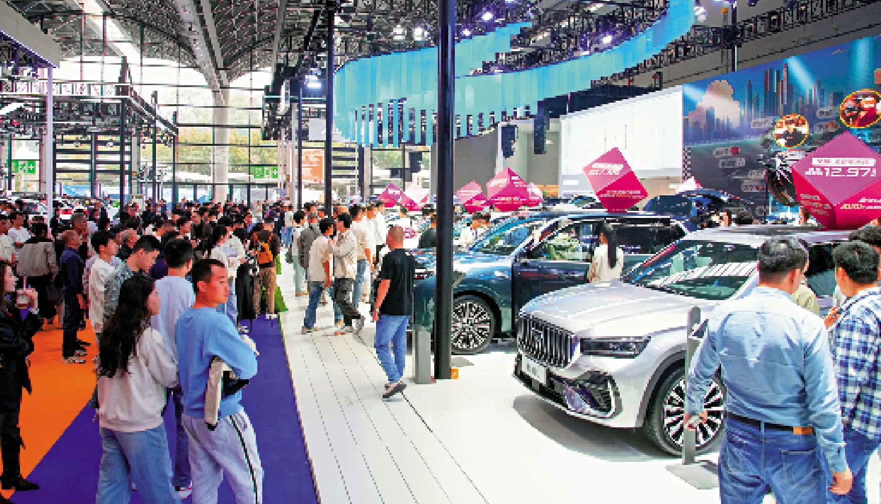 　　圖：內地近日印發通知，加強商務和金融協同，因地制宜推動新型消費發展。圖為12月11日，民眾在南寧東盟國際車展參觀。\新華社