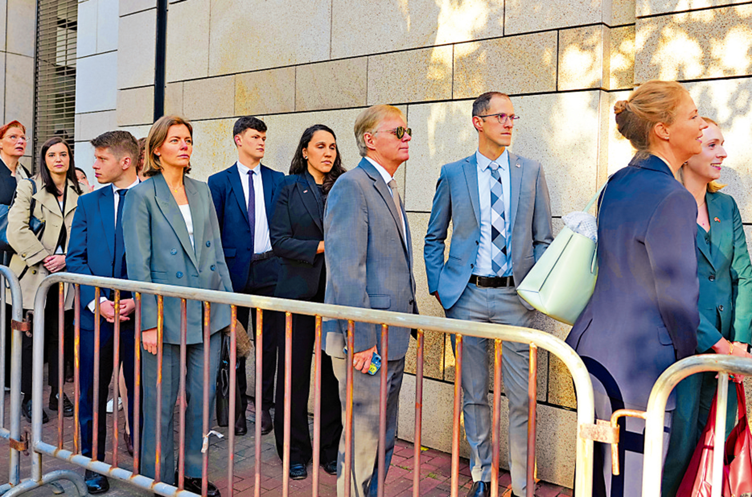 　　圖：多名外國領事館人員昨日到庭旁聽黎智英案的裁決。\大公報記者蔡文豪攝