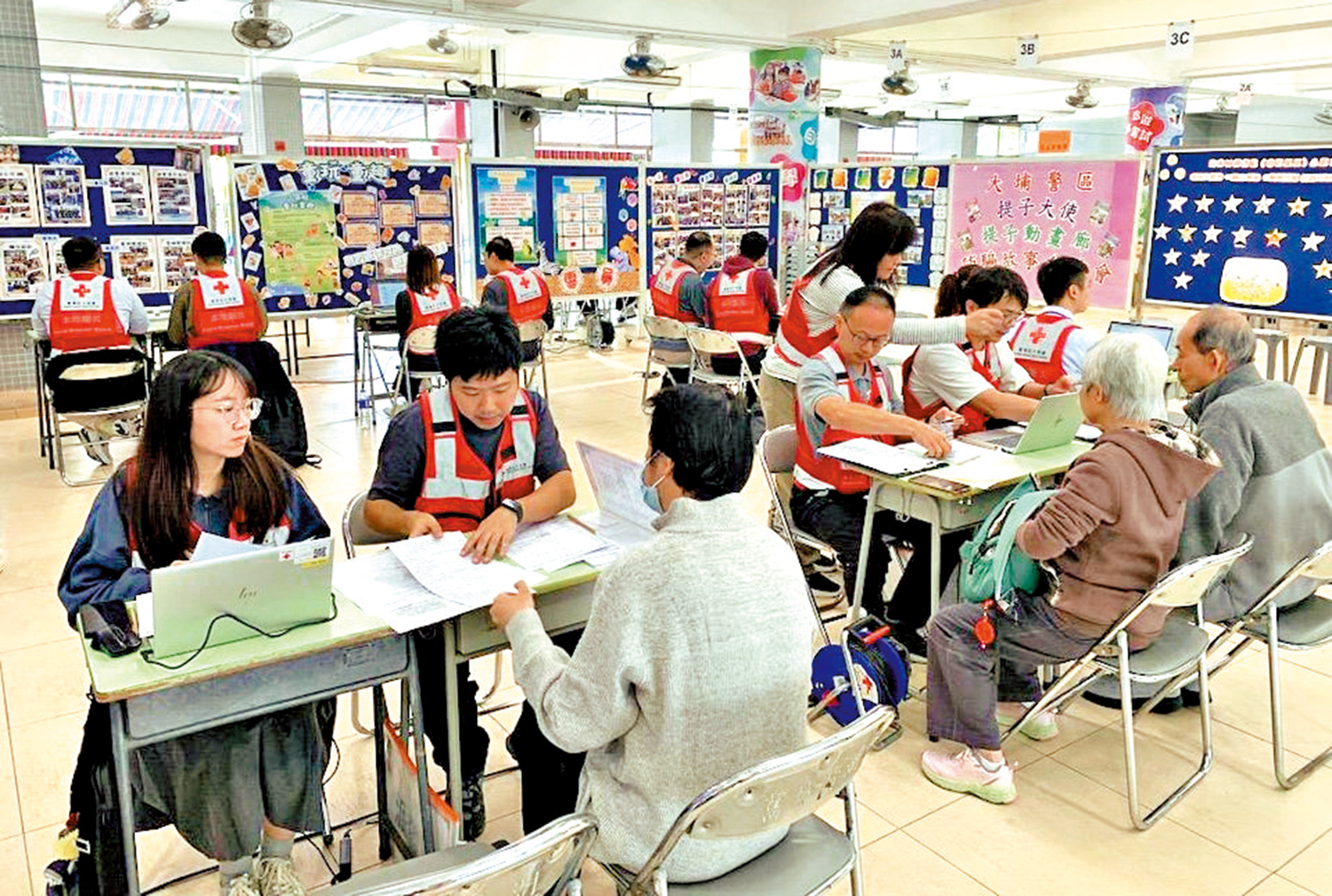 　　圖：香港紅十字會已為1500個受大埔宏福苑火災影響的家庭登記，陸續派發緊急現金援助。