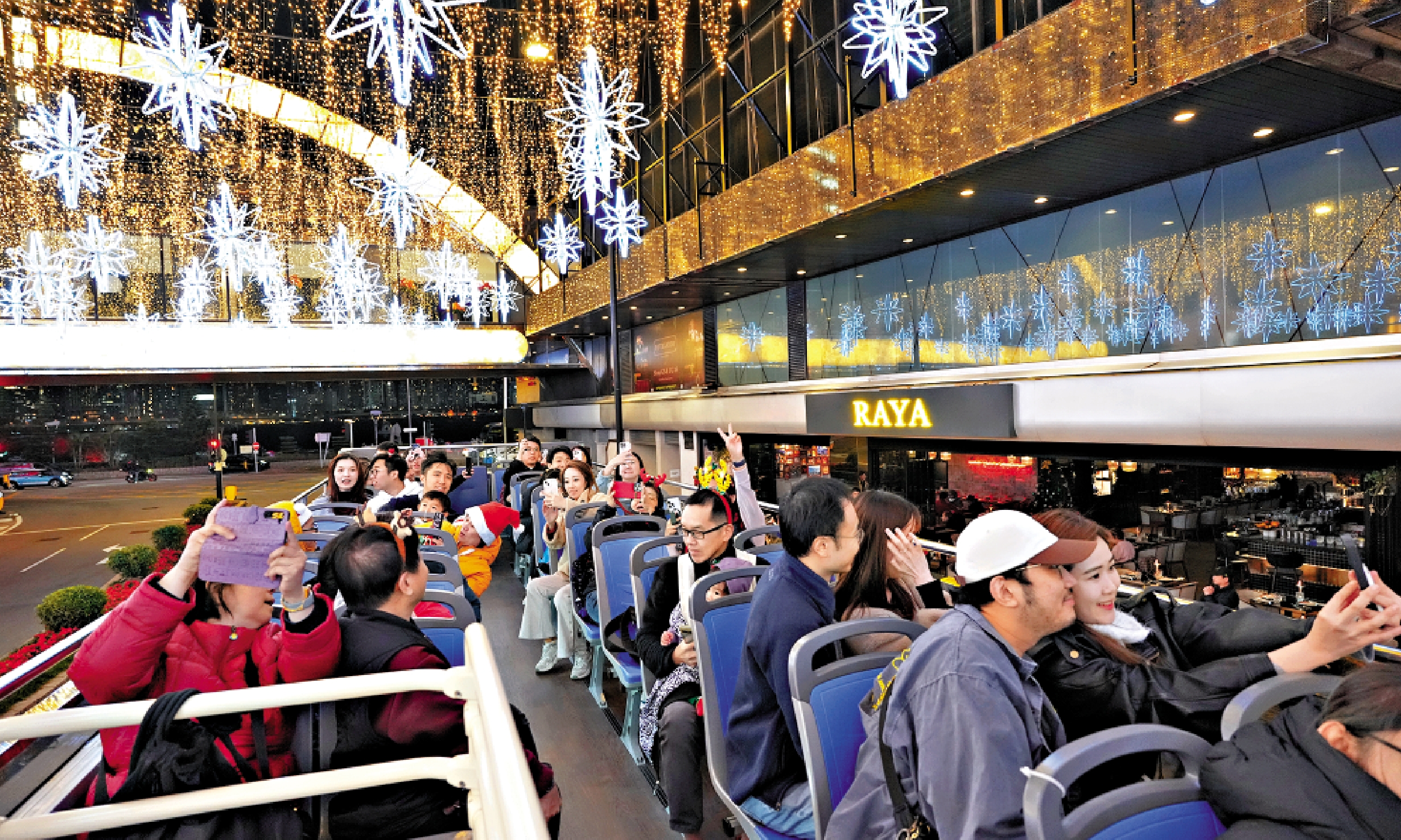 　　圖：城巴推出冬日開篷巴士團，上層乘客可近距離觀賞聖誕燈飾，以獨特視角將香港必遊聖誕景點盡收眼底。\大公報記者林良堅攝