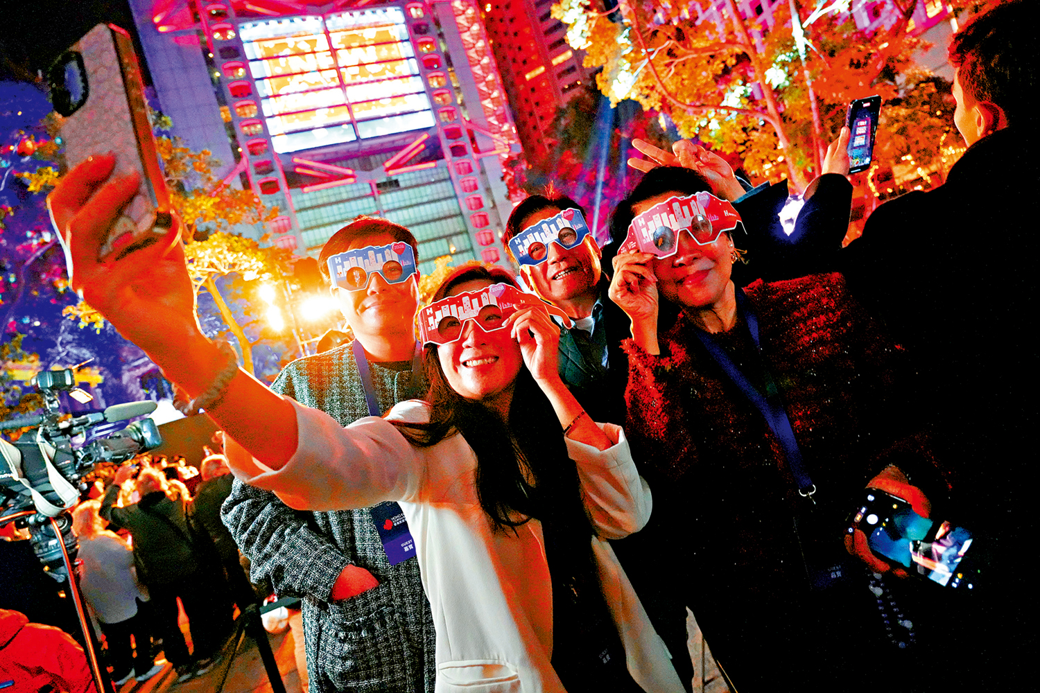 　　圖：中環倒數活動吸引大批市民旅客參加，現場氣氛高漲。\大公報記者何嘉駿攝