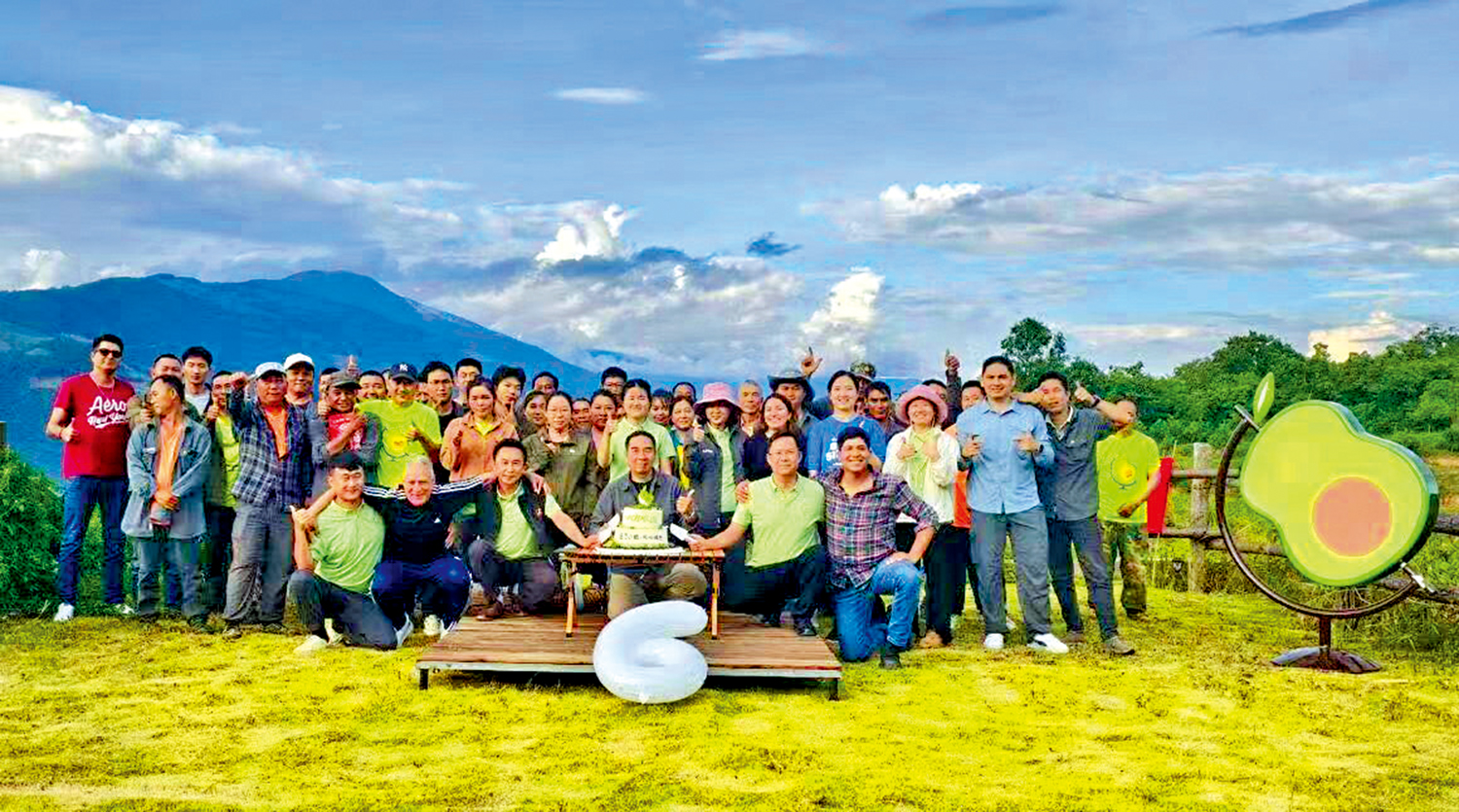 　　圖：台商汪志哲和合作夥伴們在雲南牛油果基地合影。\受訪者提供