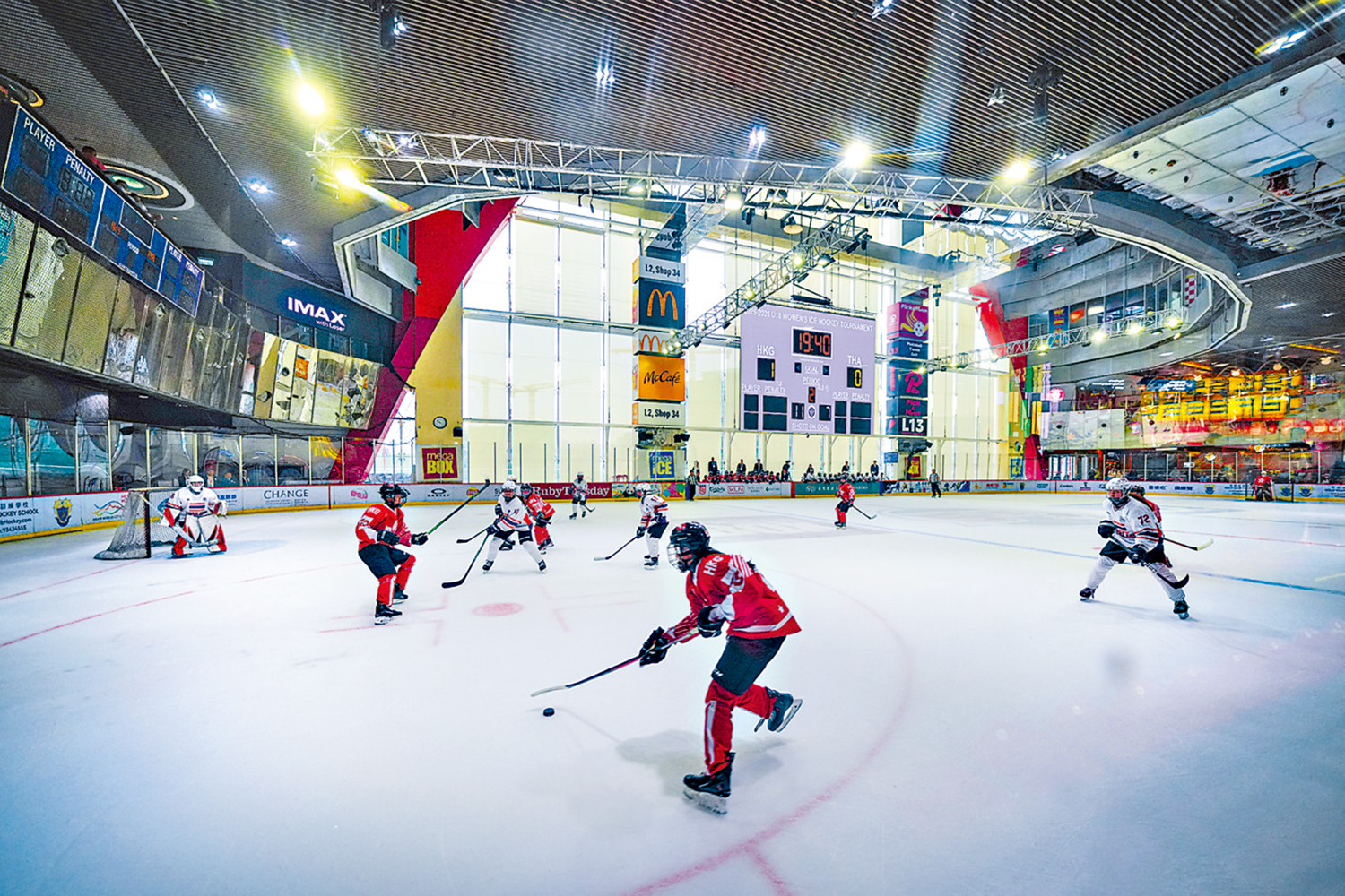 　　圖：香港冰球錦標賽於上月30日揭開戰幔。