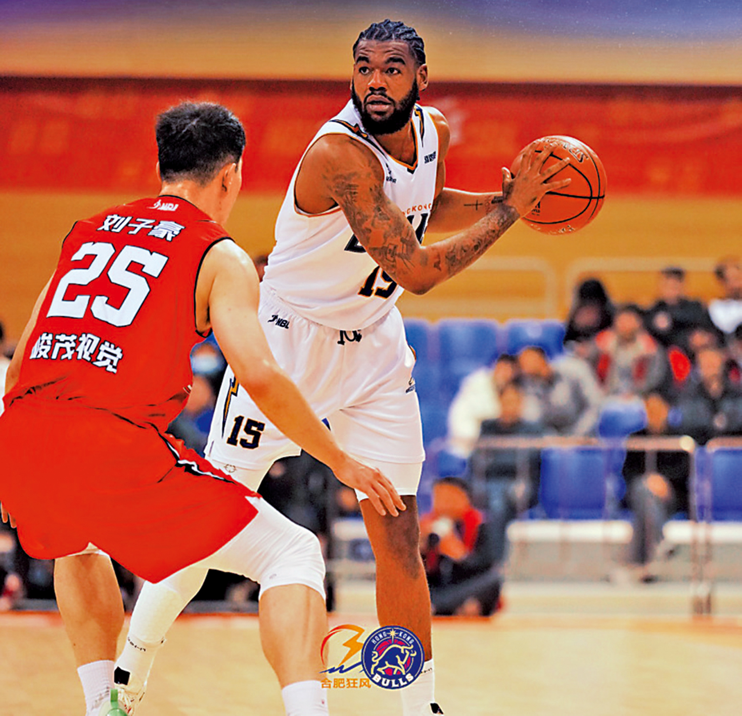 　　圖：金牛男籃主力美臣鍾斯（右）開季表現甚佳。