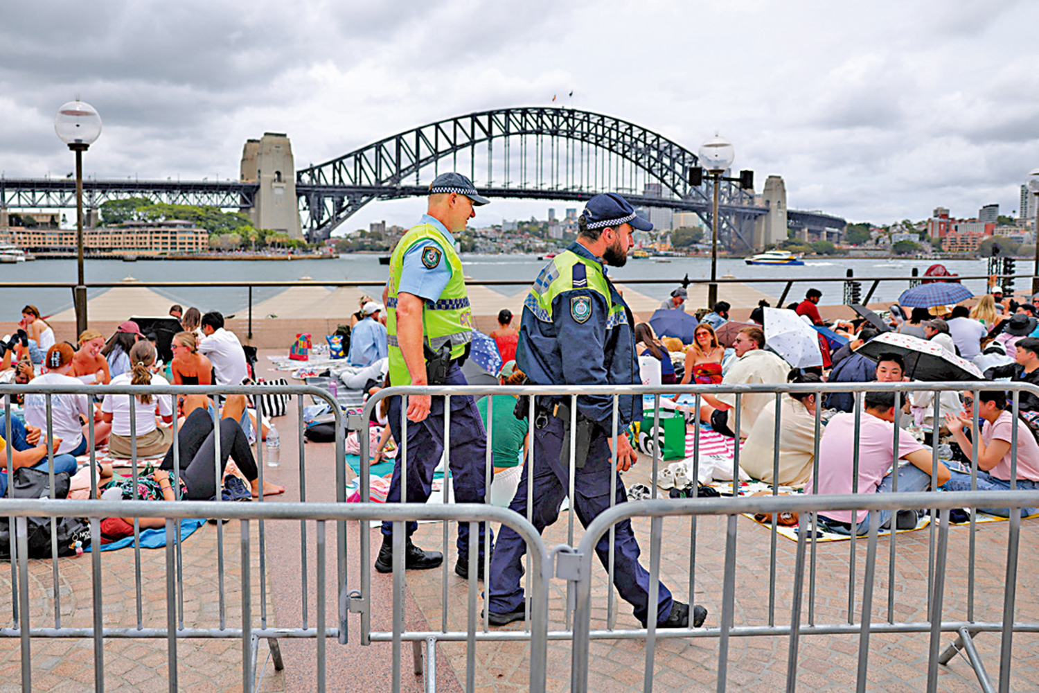 　　圖：悉尼跨年活動加強安保，警員在人群中巡邏。\路透社