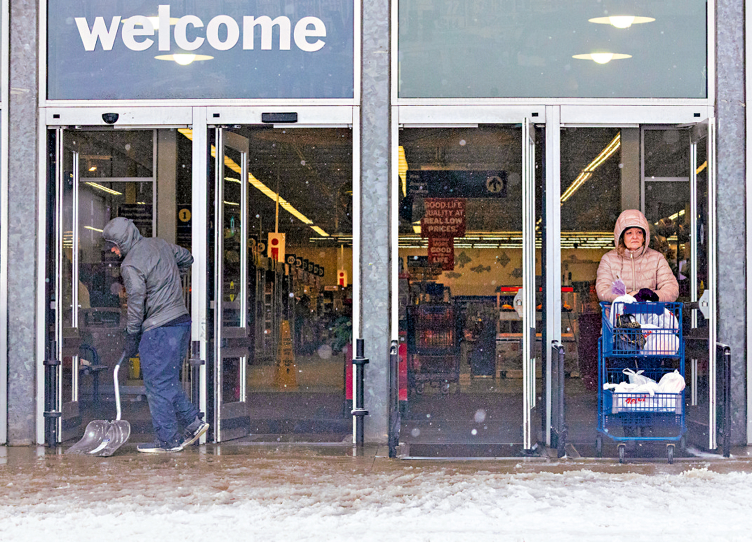 　　圖：美國密歇根州近日持續降雪，影響新年出行。\美聯社