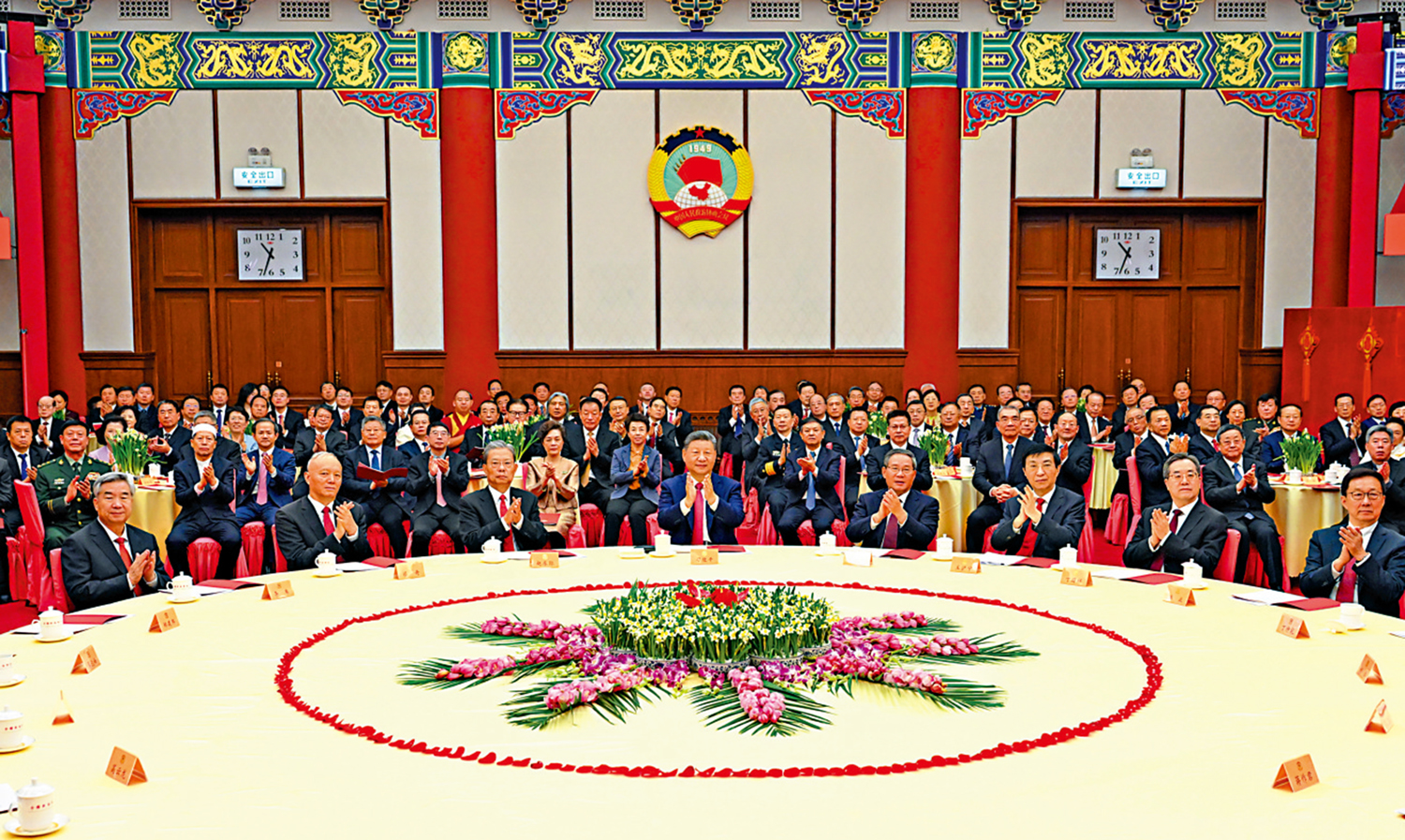 　　圖：全國政協昨日在北京舉行新年茶話會。黨和國家領導人習近平、李強、趙樂際、王滬寧、蔡奇、丁薛祥、李希、韓正出席茶話會並觀看演出。\新華社