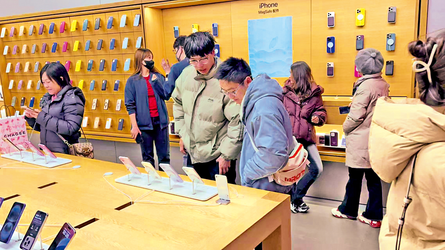 　　圖：手機是「以舊換新潮」主力。圖為民眾在北京一間數碼品牌門店選購手機。\大公報記者任芳頡攝