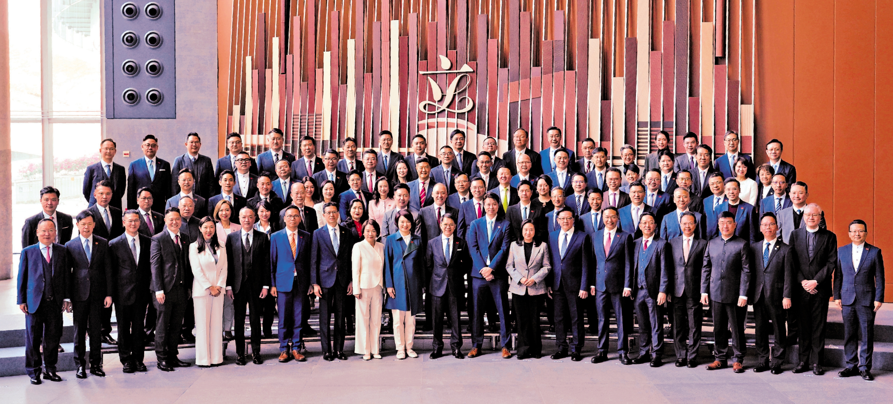 　　圖：1月1日上午，香港特區第八屆立法會90位候任議員逐一完成宣誓，宣誓儀式結束後，全體議員到立法會地下大堂拍攝合照。\大公報記者何嘉駿攝