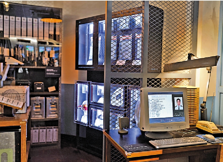 　　圖：證物房 證物房內的電腦屏幕，還原了電影《無間道》中，角色劉健明將卧底陳永仁的警察人事檔案從資料庫中刪除的場景。\中通社