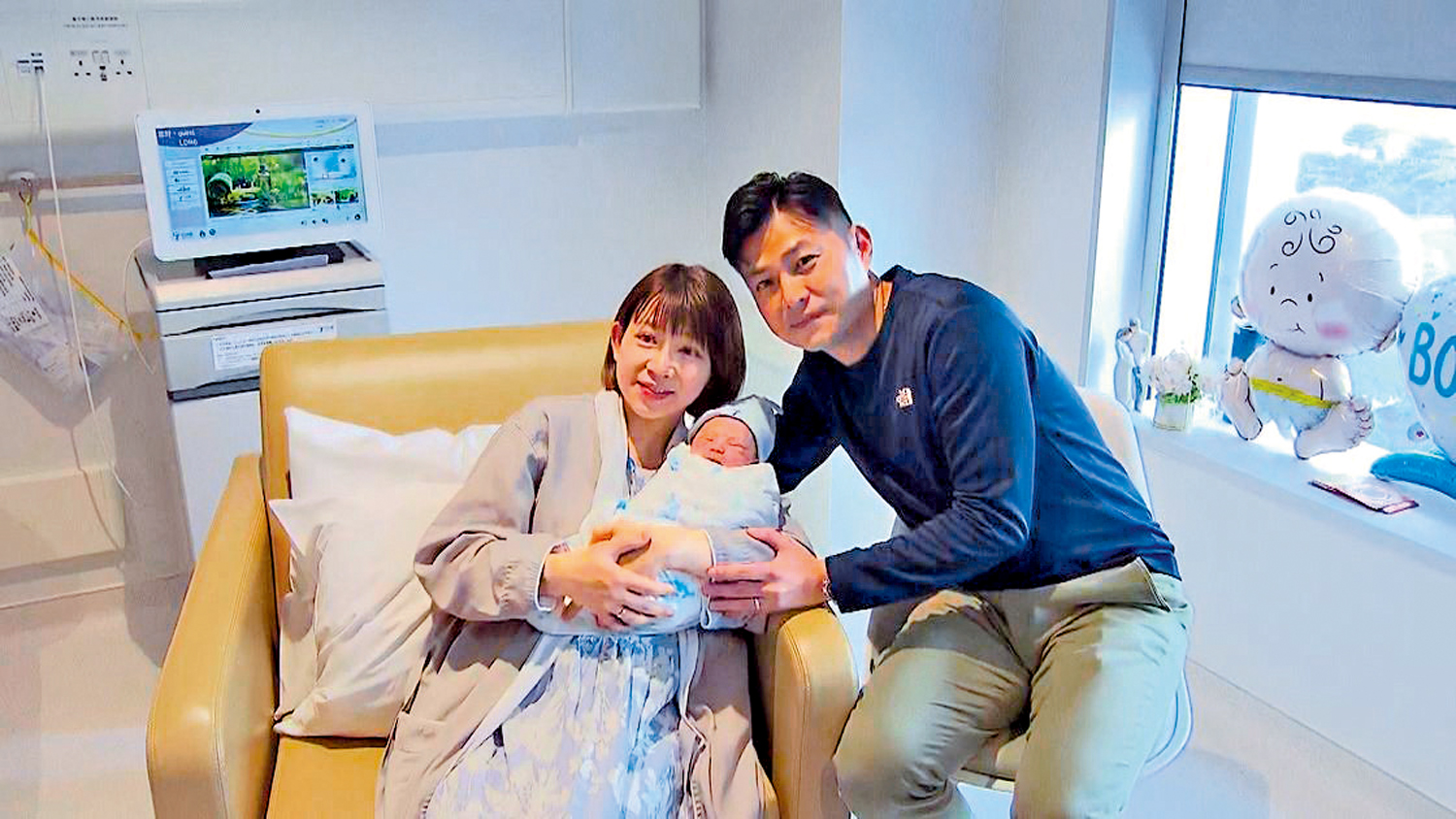 　　圖：何氏夫婦的第一個寶寶是今年元旦首個搶閘出生的BB。