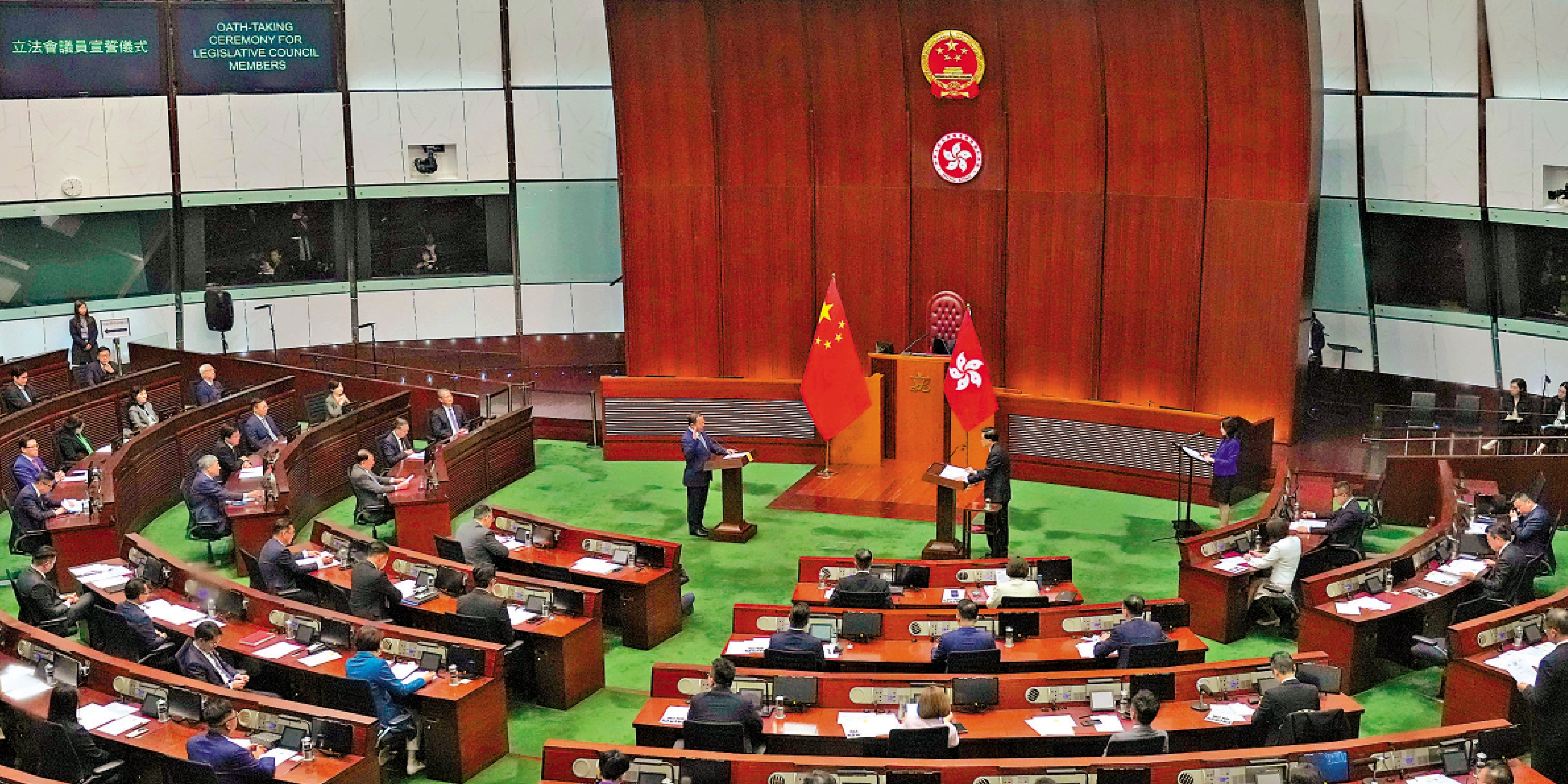 　　圖：第八屆立法會90位議員昨日在行政長官李家超的監誓下，莊嚴完成就職宣誓。\大公報記者林少權攝