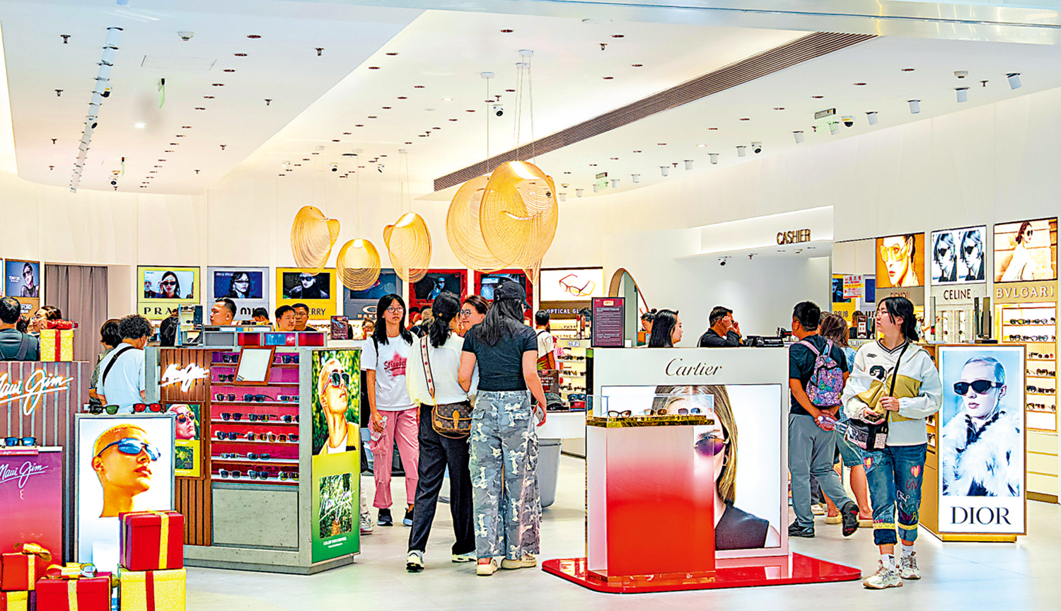 　　圖：海南自由貿易港封關首周，離島免稅購物保持增長態勢，消費熱潮續升溫。