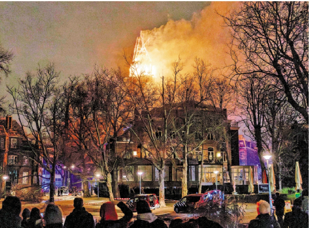 　　圖：位於阿姆斯特丹的馮德爾教堂1日凌晨起火。\法新社