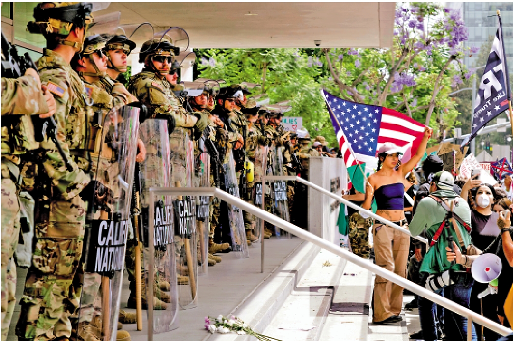 　　圖：特朗普去年6月將國民警衛隊部署至洛杉磯，引發當地民眾抗議。\美聯社