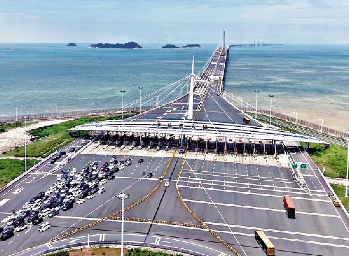 　　圖：2025年港珠澳大橋客流車流雙破紀錄。圖為車輛經大橋出行。\受訪者供圖
