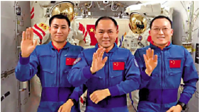 　　圖：神舟二十一號航天員乘組張陸、武飛、張洪章在空間站內錄製視頻，為全國人民送上新年祝福。