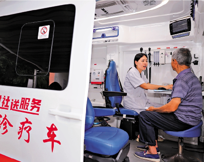 　　圖：浙江麗水大均鄉衞生院醫生（左）在巡迴診療車上為村民看病。\新華社