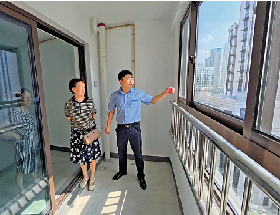 　　圖：上海市靜安區談家橋小區回搬居民了解新房的房屋結構。\新華社