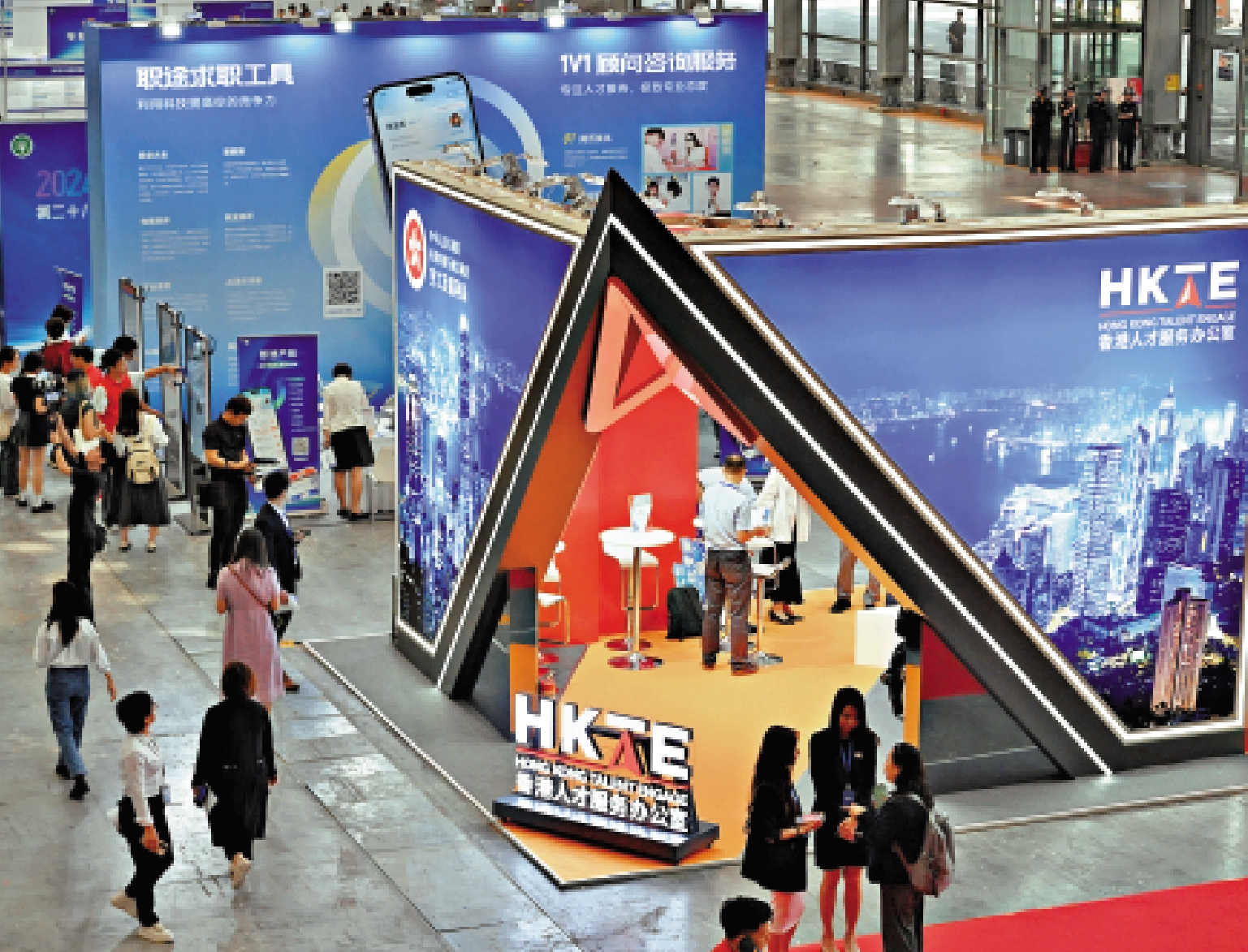 　　圖：「十五五」規劃支持香港打造國際高端人才集聚高地，特區政府會繼續鞏固招攬人才工作，為香港未來發展提供更強大的人才支撐。