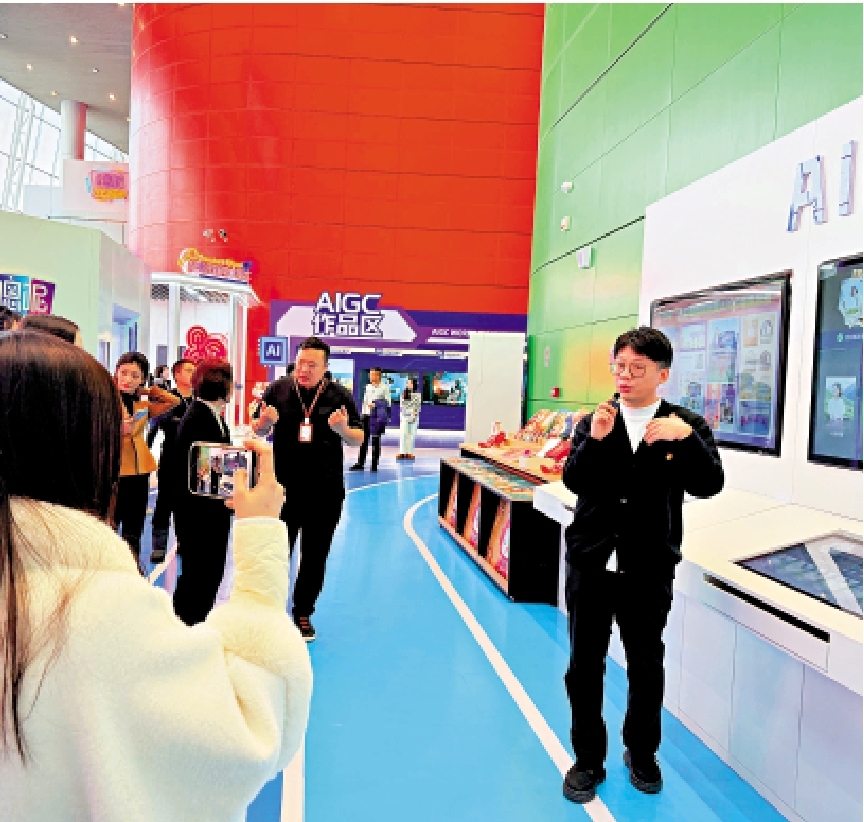 　　圖：劉思言（右）在向香港傳媒學子介紹「嗯呢」人工智能實驗室。\大公報實習記者鍾雨莙攝