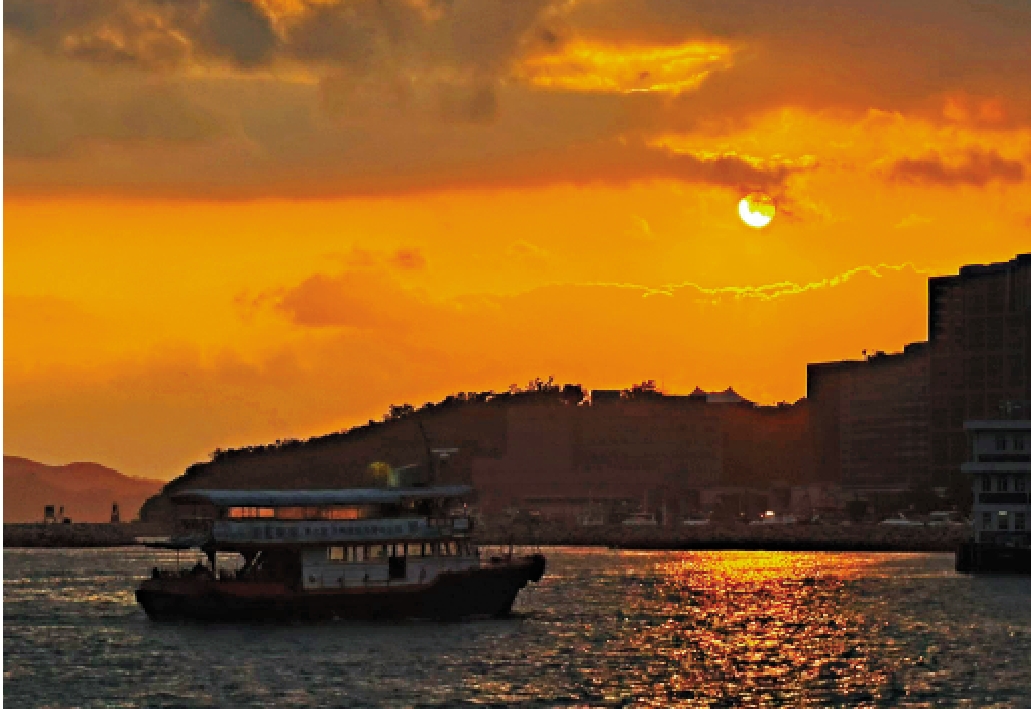 　　圖：2026年1月1日，香港東區海濱迎來新年第一縷晨光。\中通社