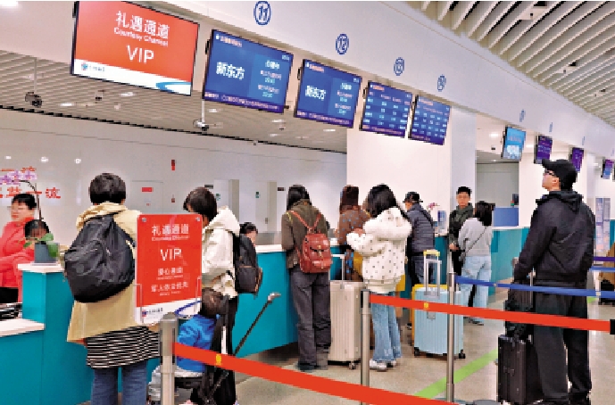 　　圖：兩岸旅客在廈門五通碼頭辦理登船手續。\大公報記者蔣煌基攝