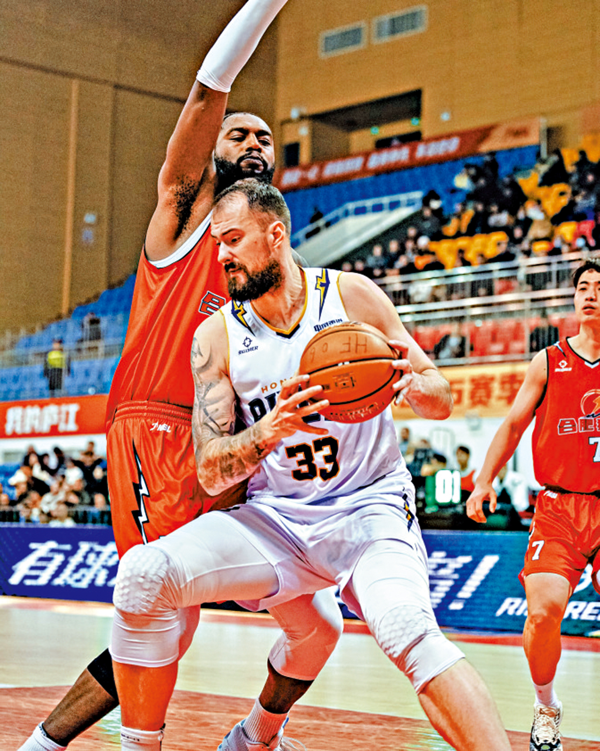 　　圖：金牛男籃球員巴爾文（右）越戰越勇。