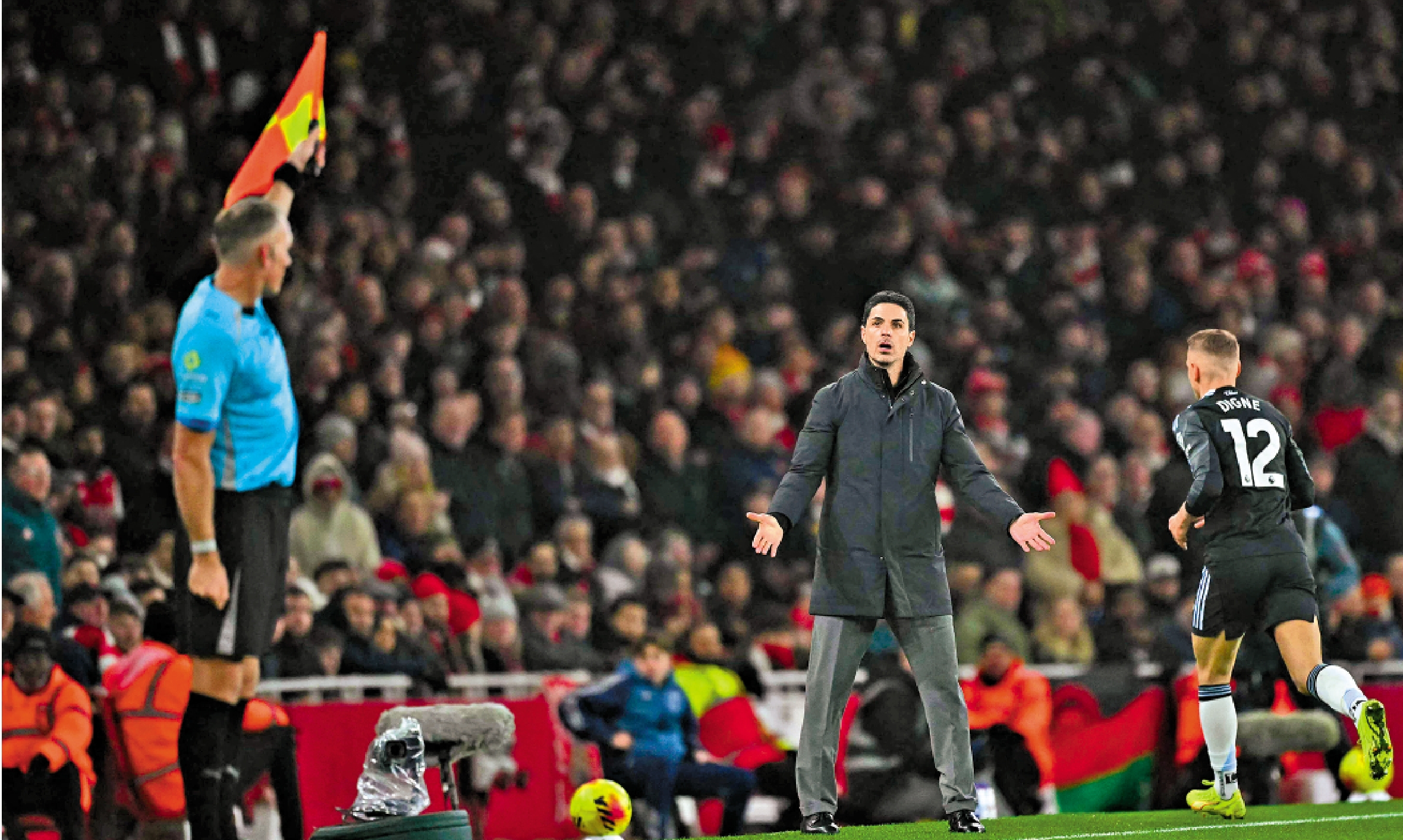 　　圖：阿仙奴領隊阿迪達（中）。