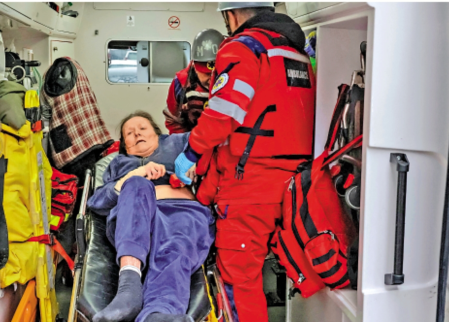 　　圖：醫護人員2日在烏克蘭哈爾科夫救治傷者。\路透社