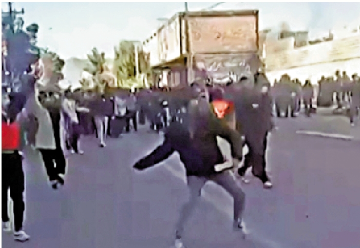 　　圖：2025年12月31日，示威者在伊朗南部法薩市襲擊政府大樓。\法新社