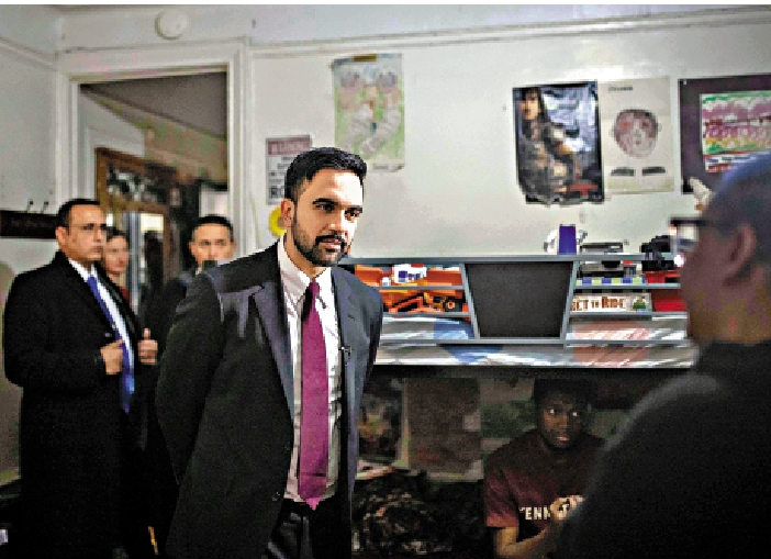 　　圖：紐約市長馬姆達尼就職首日，前往布魯克林一棟公寓樓視察。\美聯社