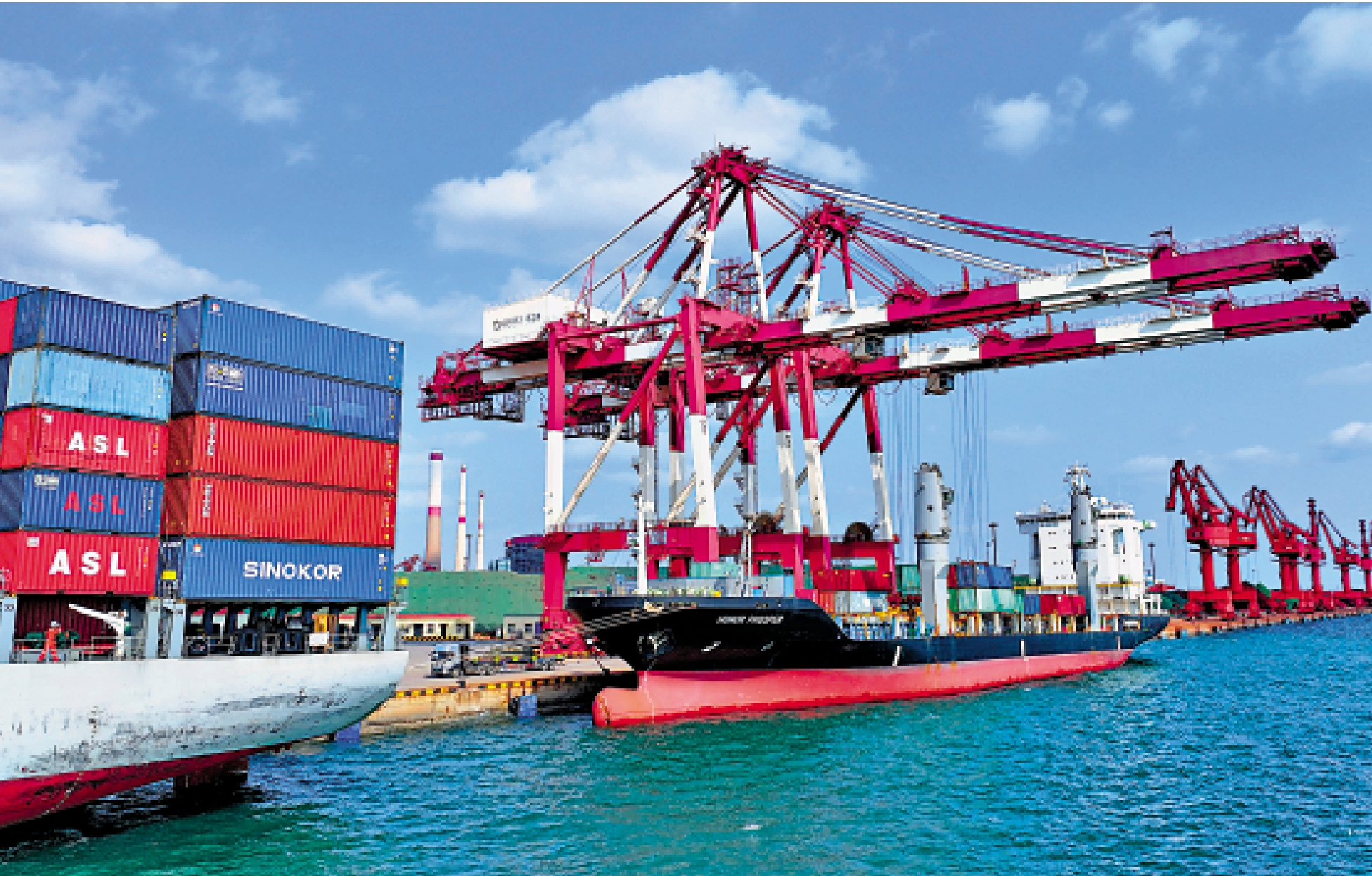 　　圖：經貿被視為中韓關係「壓艙石」。近年來，山東港口青島港依託毗鄰韓國區位優勢及海上貿易往來的樞紐優勢，密織覆蓋韓國主要港口海運航線。圖為直達韓國仁川港的「泛奧升奧普輪」（右）在青島港前灣港區裝卸集裝箱。\新華社