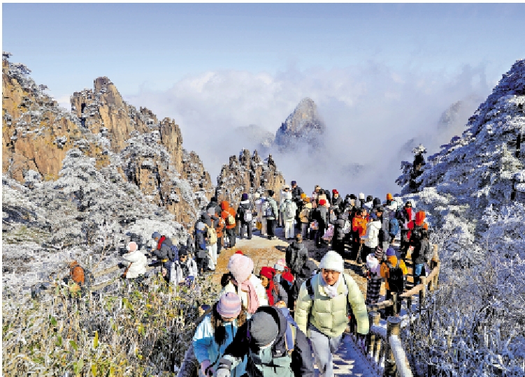 　　圖：1月2日，遊客在雪後的安徽黃山風景區遊覽。\新華社