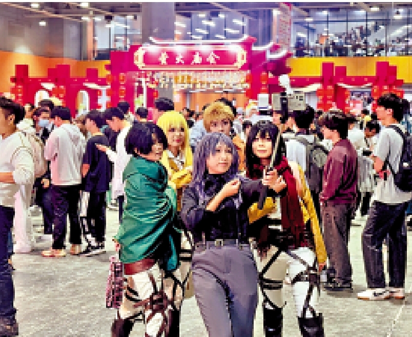 　　圖：二次元愛好者們在漫展上合照。\大公報記者李紫妍攝